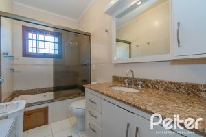 Casa à venda com 240m², 3 dormitórios, 1 suíte, 2 vagas, no bairro Tristeza em Porto Alegre