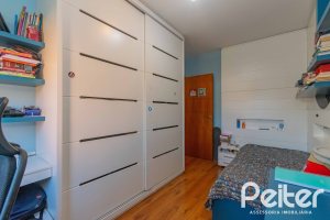 Casa à venda com 240m², 3 dormitórios, 1 suíte, 2 vagas, no bairro Tristeza em Porto Alegre