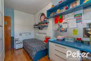 Casa à venda com 240m², 3 dormitórios, 1 suíte, 2 vagas, no bairro Tristeza em Porto Alegre