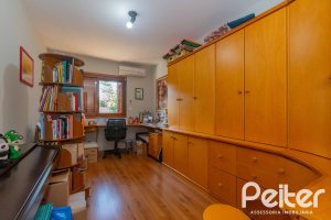 Casa à venda com 240m², 3 dormitórios, 1 suíte, 2 vagas, no bairro Tristeza em Porto Alegre