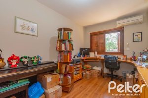 Casa à venda com 240m², 3 dormitórios, 1 suíte, 2 vagas, no bairro Tristeza em Porto Alegre