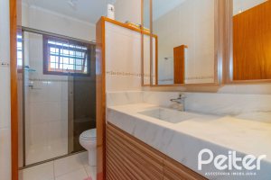 Casa à venda com 240m², 3 dormitórios, 1 suíte, 2 vagas, no bairro Tristeza em Porto Alegre