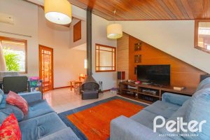 Casa à venda com 240m², 3 dormitórios, 1 suíte, 2 vagas, no bairro Tristeza em Porto Alegre