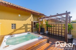 Casa à venda com 240m², 3 dormitórios, 1 suíte, 2 vagas, no bairro Tristeza em Porto Alegre