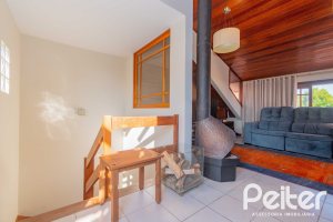 Casa à venda com 240m², 3 dormitórios, 1 suíte, 2 vagas, no bairro Tristeza em Porto Alegre