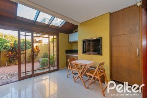 Casa à venda com 240m², 3 dormitórios, 1 suíte, 2 vagas, no bairro Tristeza em Porto Alegre