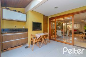 Casa à venda com 240m², 3 dormitórios, 1 suíte, 2 vagas, no bairro Tristeza em Porto Alegre