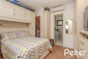 Casa à venda com 212m², 3 dormitórios, 1 suíte, 2 vagas, no bairro Ipanema em Porto Alegre