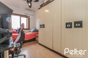 Casa à venda com 212m², 3 dormitórios, 1 suíte, 2 vagas, no bairro Ipanema em Porto Alegre