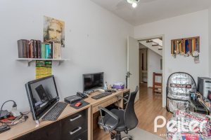 Casa à venda com 212m², 3 dormitórios, 1 suíte, 2 vagas, no bairro Ipanema em Porto Alegre