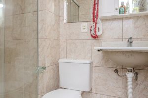 Casa à venda com 212m², 3 dormitórios, 1 suíte, 2 vagas, no bairro Ipanema em Porto Alegre