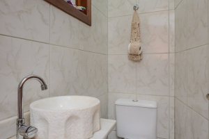 Casa à venda com 212m², 3 dormitórios, 1 suíte, 2 vagas, no bairro Ipanema em Porto Alegre