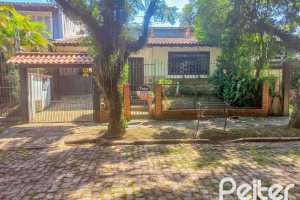 Casa à venda com 240m², 3 dormitórios, 1 suíte, 3 vagas, no bairro Ipanema em Porto Alegre