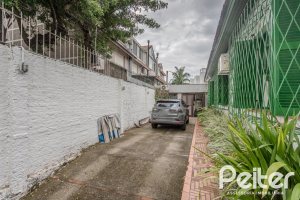 Casa à venda com 150m², 3 dormitórios, 1 suíte, 3 vagas, no bairro Vila Assunção em Porto Alegre