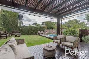 Casa à venda com 150m², 3 dormitórios, 1 suíte, 3 vagas, no bairro Vila Assunção em Porto Alegre