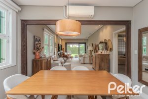 Casa à venda com 150m², 3 dormitórios, 1 suíte, 3 vagas, no bairro Vila Assunção em Porto Alegre