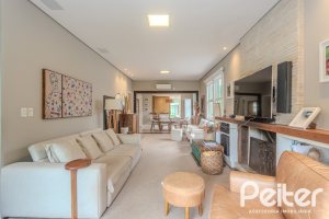 Casa à venda com 150m², 3 dormitórios, 1 suíte, 3 vagas, no bairro Vila Assunção em Porto Alegre
