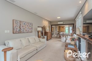 Casa à venda com 150m², 3 dormitórios, 1 suíte, 3 vagas, no bairro Vila Assunção em Porto Alegre