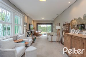 Casa à venda com 150m², 3 dormitórios, 1 suíte, 3 vagas, no bairro Vila Assunção em Porto Alegre