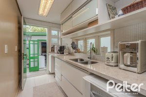 Casa à venda com 150m², 3 dormitórios, 1 suíte, 3 vagas, no bairro Vila Assunção em Porto Alegre