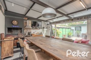 Casa à venda com 150m², 3 dormitórios, 1 suíte, 3 vagas, no bairro Vila Assunção em Porto Alegre