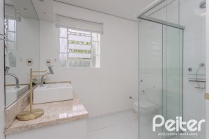 Casa à venda com 150m², 3 dormitórios, 1 suíte, 3 vagas, no bairro Vila Assunção em Porto Alegre