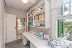 Casa à venda com 150m², 3 dormitórios, 1 suíte, 3 vagas, no bairro Vila Assunção em Porto Alegre
