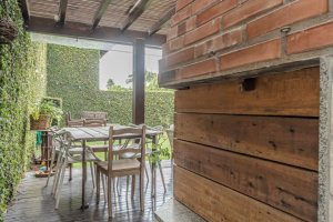 Casa à venda com 150m², 3 dormitórios, 1 suíte, 3 vagas, no bairro Vila Assunção em Porto Alegre