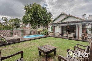 Casa à venda com 150m², 3 dormitórios, 1 suíte, 3 vagas, no bairro Vila Assunção em Porto Alegre