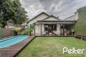 Casa à venda com 150m², 3 dormitórios, 1 suíte, 3 vagas, no bairro Vila Assunção em Porto Alegre