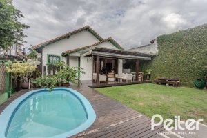 Casa à venda com 150m², 3 dormitórios, 1 suíte, 3 vagas, no bairro Vila Assunção em Porto Alegre