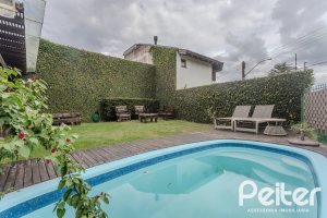 Casa à venda com 150m², 3 dormitórios, 1 suíte, 3 vagas, no bairro Vila Assunção em Porto Alegre