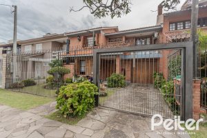 Casa à venda com 227m², 4 dormitórios, 1 suíte, 4 vagas, no bairro Ipanema em Porto Alegre