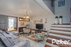 Casa à venda com 227m², 4 dormitórios, 1 suíte, 4 vagas, no bairro Ipanema em Porto Alegre