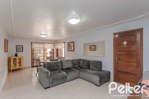 Casa à venda com 227m², 4 dormitórios, 1 suíte, 4 vagas, no bairro Ipanema em Porto Alegre