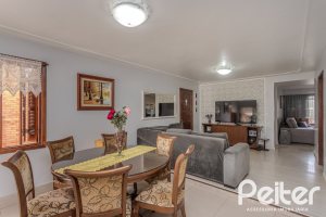 Casa à venda com 227m², 4 dormitórios, 1 suíte, 4 vagas, no bairro Ipanema em Porto Alegre