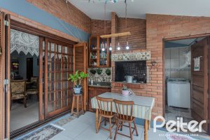 Casa à venda com 227m², 4 dormitórios, 1 suíte, 4 vagas, no bairro Ipanema em Porto Alegre