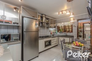 Casa à venda com 227m², 4 dormitórios, 1 suíte, 4 vagas, no bairro Ipanema em Porto Alegre