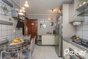 Casa à venda com 227m², 4 dormitórios, 1 suíte, 4 vagas, no bairro Ipanema em Porto Alegre