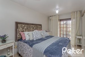 Casa à venda com 227m², 4 dormitórios, 1 suíte, 4 vagas, no bairro Ipanema em Porto Alegre