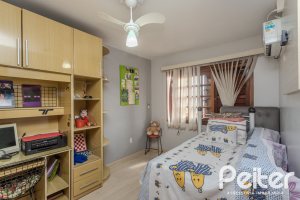 Casa à venda com 227m², 4 dormitórios, 1 suíte, 4 vagas, no bairro Ipanema em Porto Alegre