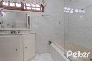 Casa à venda com 227m², 4 dormitórios, 1 suíte, 4 vagas, no bairro Ipanema em Porto Alegre