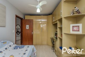 Casa à venda com 227m², 4 dormitórios, 1 suíte, 4 vagas, no bairro Ipanema em Porto Alegre