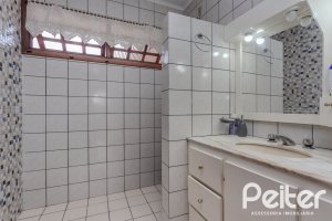Casa à venda com 227m², 4 dormitórios, 1 suíte, 4 vagas, no bairro Ipanema em Porto Alegre