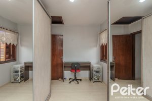 Casa à venda com 227m², 4 dormitórios, 1 suíte, 4 vagas, no bairro Ipanema em Porto Alegre