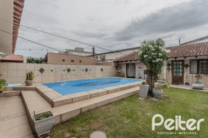 Casa à venda com 227m², 4 dormitórios, 1 suíte, 4 vagas, no bairro Ipanema em Porto Alegre