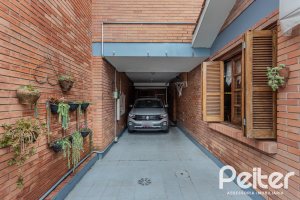 Casa à venda com 227m², 4 dormitórios, 1 suíte, 4 vagas, no bairro Ipanema em Porto Alegre