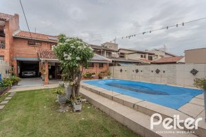 Casa à venda com 227m², 4 dormitórios, 1 suíte, 4 vagas, no bairro Ipanema em Porto Alegre