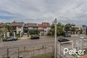 Casa à venda com 227m², 4 dormitórios, 1 suíte, 4 vagas, no bairro Ipanema em Porto Alegre