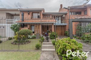 Casa à venda com 227m², 4 dormitórios, 1 suíte, 4 vagas, no bairro Ipanema em Porto Alegre